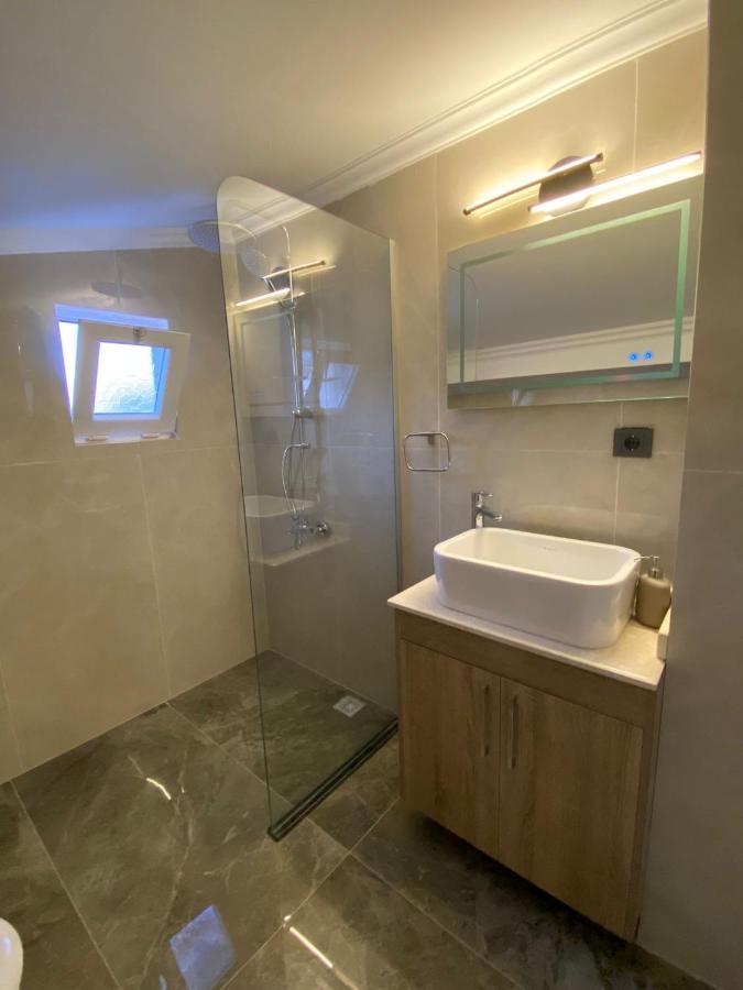 Shared Pool Flat Located 3 Min To Beach In Kalkan Apartment Bagian luar foto